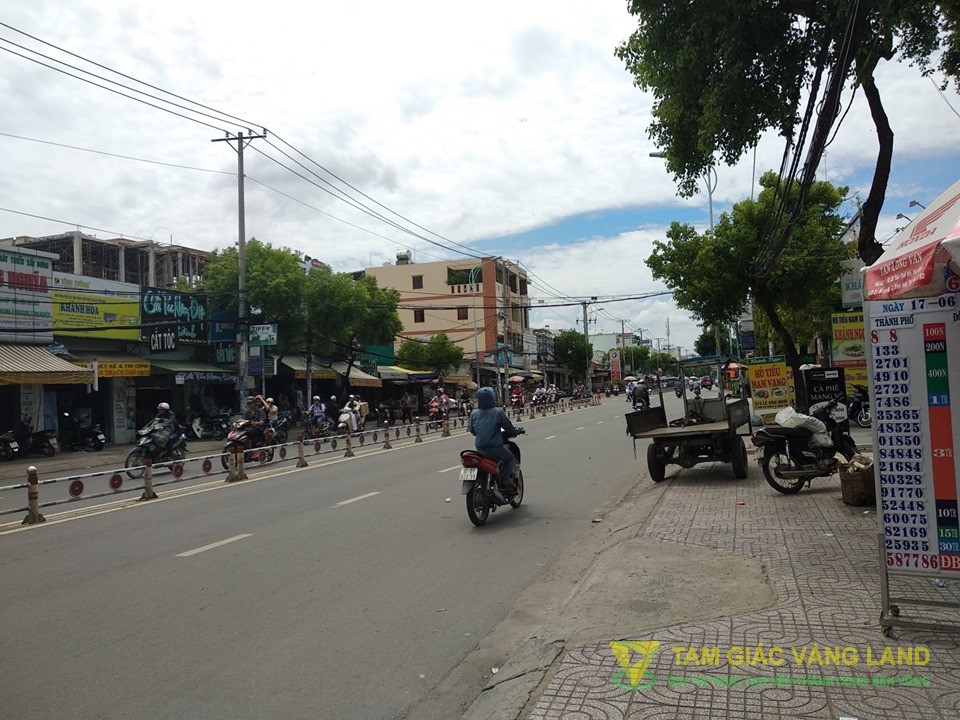 Cho thuê nhà mặt tiền đường Lê Văn Quới, Phường Bình Hưng Hoà A, Quận Bình Tân, DT 14x15m, cấp 4, Giá 105 triệu/tháng