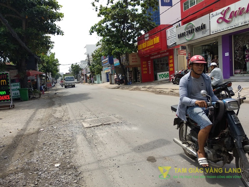 Cho thuê nhà mặt tiền đường Nguyễn Duy Trinh, Phường Bình Trưng Tây, Quận 2, DT 8x30m, cấp 4, Giá 75 triệu/tháng