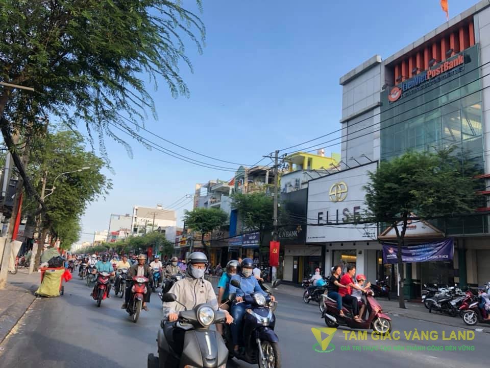 Cho thuê nhà mặt tiền đường Trường Chinh, Phường 14, Quận Tân Bình, DT 8x30m, 1 trệt, 1 lửng, 2 lầu, Giá 180 triệu/tháng