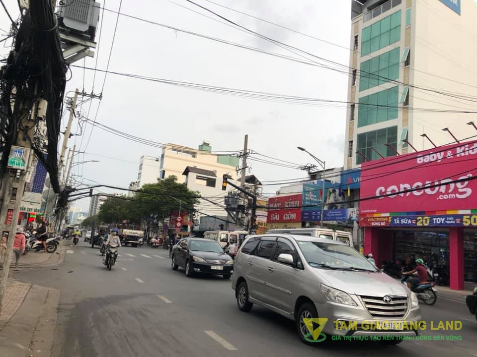 Cho thuê nhà mặt tiền đường Nguyễn Thị Thập, Phường Tân Phú, Quận 7, DT 10x40m, nhà cấp 4, Giá 140 triệu/tháng