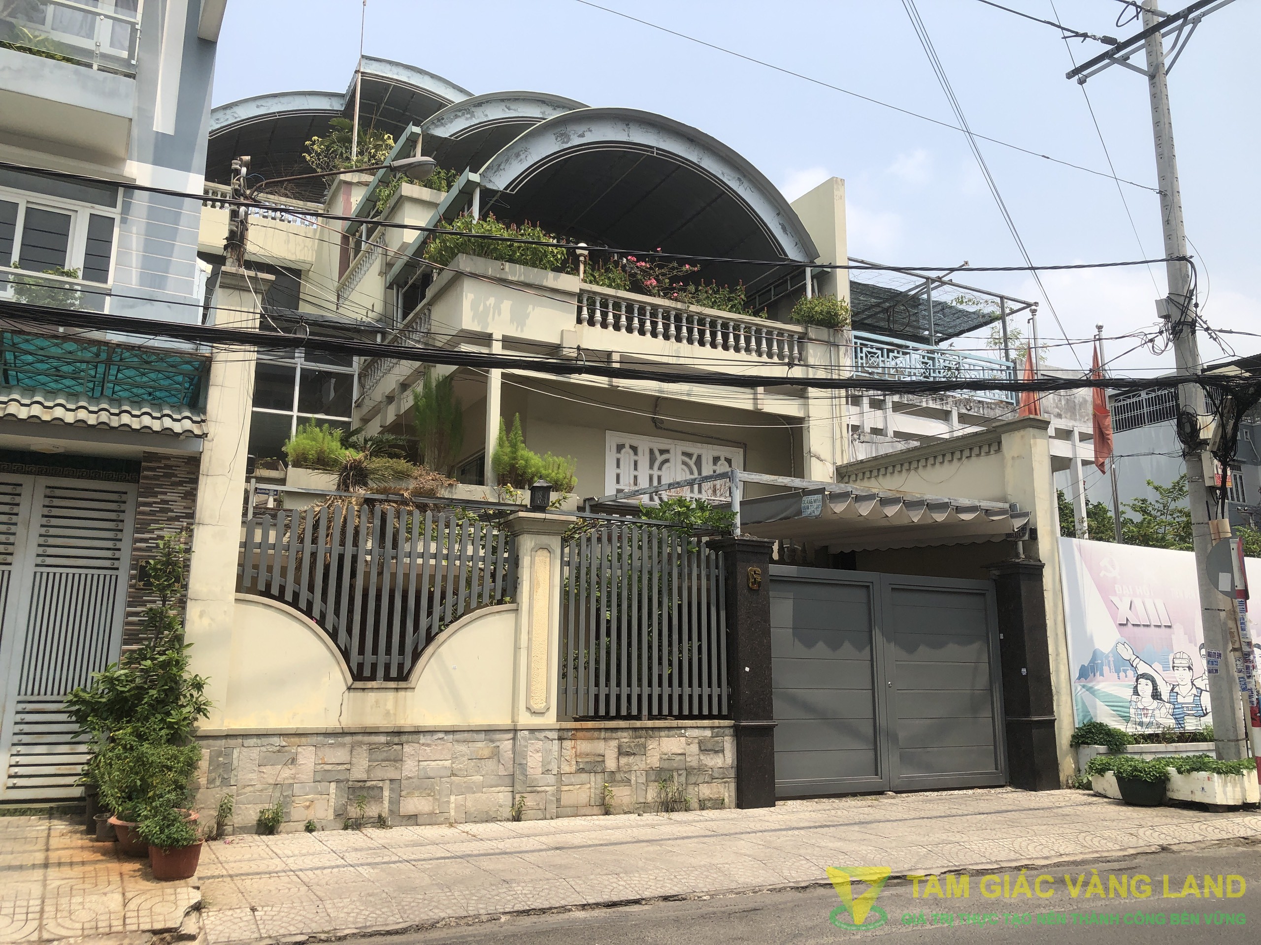 Cho thuê nhà mặt tiền đường Phú Hòa, Phường 7, Quận Tân Bình, DT 10x26.7m, 1 trệt 3 lầu, Giá 100 triệu/tháng
